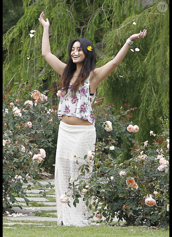 Vanessa Hudgens, fleur parmi les fleurs avec son boyfriend, dans les jardins fleuris de Huntington de San Marino, le vendredi 4 mai dernier.
