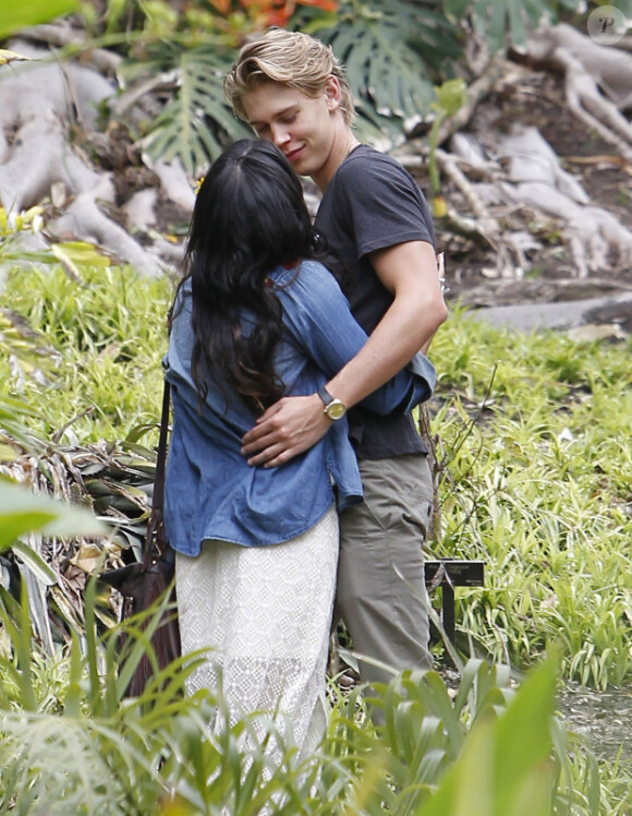 Vanessa Hudgens, avec son boyfriend Austin Butler, dans les jardins fleuris de Huntington de San Marino, le vendredi 4 mai dernier.