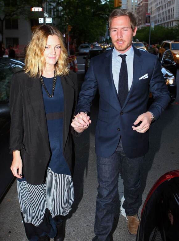 Drew Barrymore, radieuse et enceinte, et son fiancé Will Kopelman à New York le 12 mai 2012