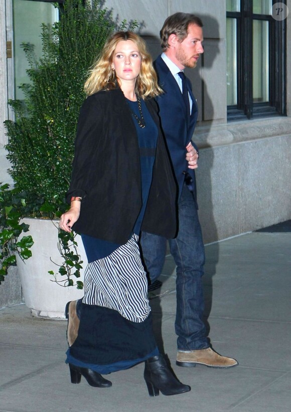 Drew Barrymore et son fiancé Will Kopelman à New York le 12 mai 2012, un couple amoureux à leur fête de fiançailles