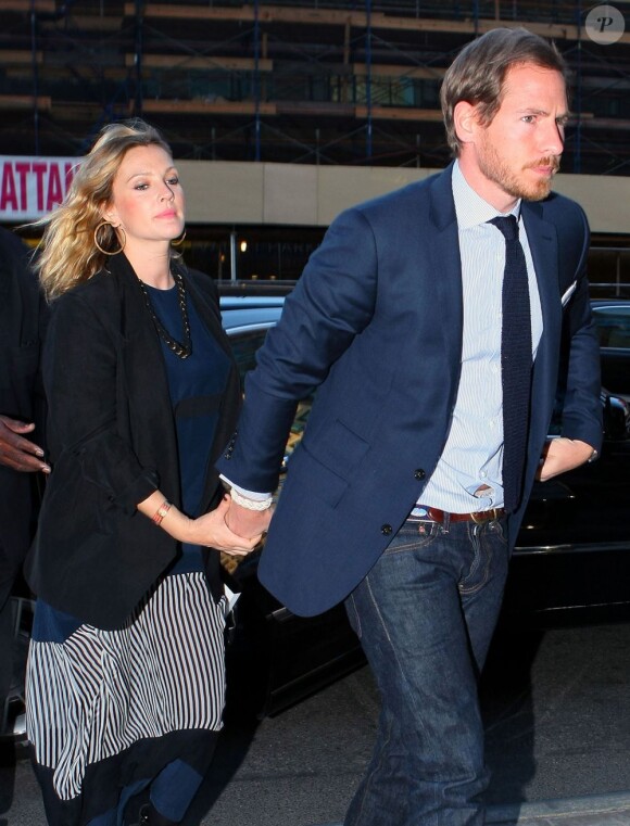 Drew Barrymore enceinte et son fiancé Will Kopelman à New York le 12 mai 2012 vont assister à leur fête de fiançailles !