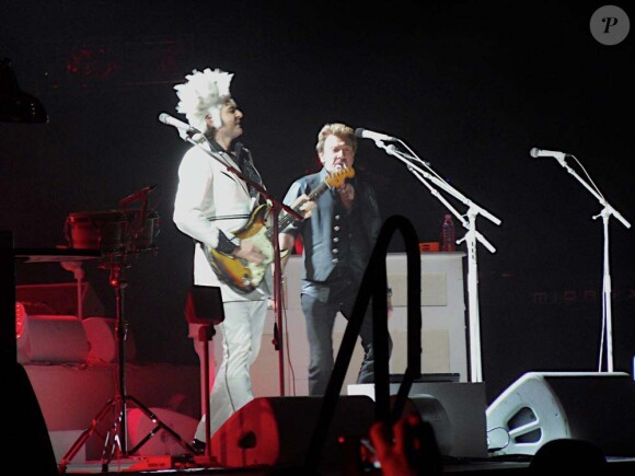 Matthieu Chedid et Johnny hallyday sur scène à Montpellier, le 3 décembre 2010