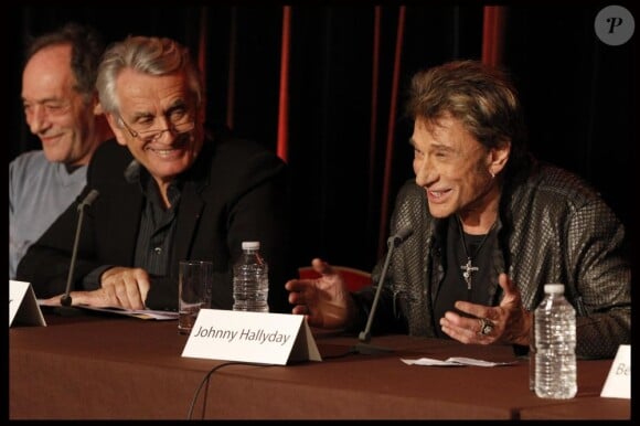Johnny Hallyday et son producteur Gilbert Coullier lors d'une conférence de presse annonçant la tournée, à la tour Eiffel, le 3 décembre 2011.