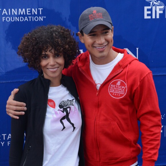 Halle Berry et Mario Lopez à la course EIF Revlon pour les femmes, le 12 mai 2012 à Los Angeles