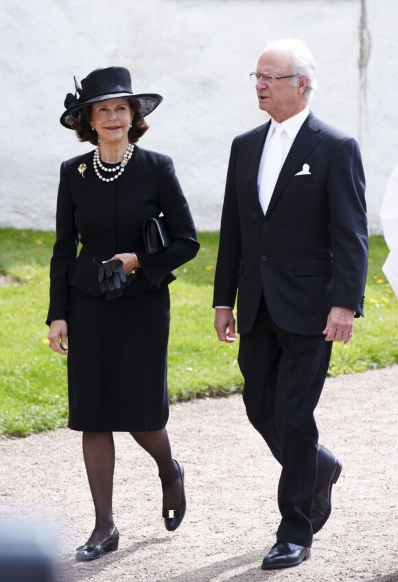 La reine Silvia et le roi Carl XVI Gustaf de Suède.
Les obsèques du comte Carl Johan Bernadotte de Wisborg, mort le 5 mai 2012 à l'âge de 95 ans, ont eu lieu le 14 mai dans sa ville de Bastad (sud de la Suède). La princesse Victoria, pour l'une de ses rares obligations depuis qu'elle a accouché de la princesse Estelle, était en pleurs à l'issue de l'office, très marquée par la disparition de son grand-oncle...