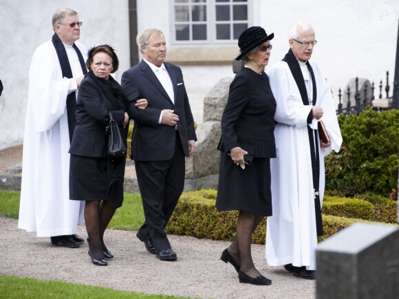 Les obsèques du comte Carl Johan Bernadotte de Wisborg, mort le 5 mai 2012 à l'âge de 95 ans, ont eu lieu le 14 mai dans sa ville de Bastad (sud de la Suède). La princesse Victoria, pour l'une de ses rares obligations depuis qu'elle a accouché de la princesse Estelle, était en pleurs à l'issue de l'office, très marquée par la disparition de son grand-oncle...