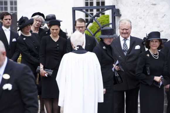 Les obsèques du comte Carl Johan Bernadotte de Wisborg, mort le 5 mai 2012 à l'âge de 95 ans, ont eu lieu le 14 mai dans sa ville de Bastad (sud de la Suède). La princesse Victoria, pour l'une de ses rares obligations depuis qu'elle a accouché de la princesse Estelle, était en pleurs à l'issue de l'office, très marquée par la disparition de son grand-oncle...