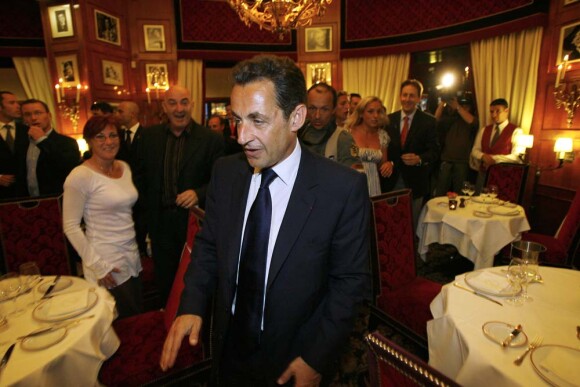 Nicolas Sarkozy arrive au Fouquet's le soir de son élection le 6 mai 2007. On lui parlera longtemps de ce dîner...