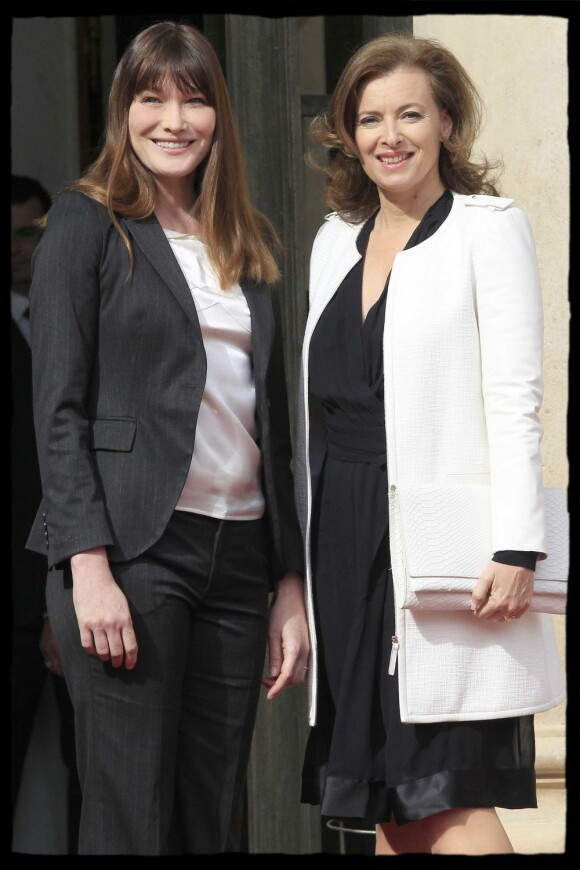 Carla Bruni et Valérie Trierweiler lors de l'investiture de François Hollande, le 15 mai 2012, à Paris.
