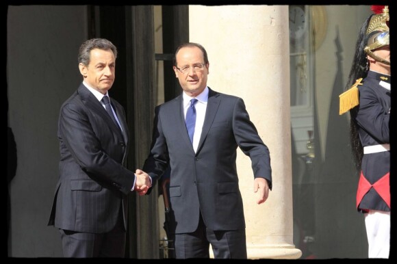 Nicolas Sarkozy, et François Hollande lors de son investiture, le 15 mai 2012, à Paris.