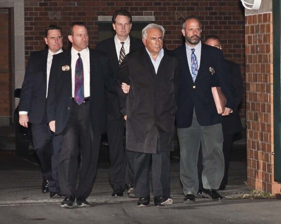 Dominique Strauss-Kahn menotté au lendemain de son arrestation à New York, le 15 mai 2012.
