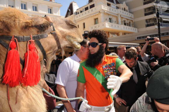 Sacha Baron Cohen est venu dans la peau du "héros" de The Dictator au festival de Cannes, le 16 mai 2012.