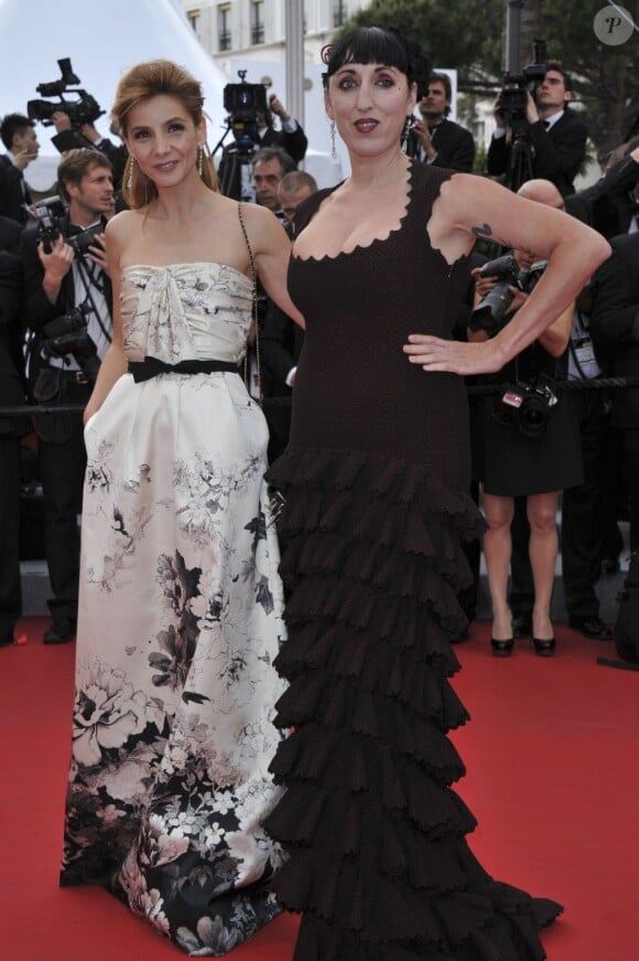 Clotilde Courau en Giambattista Valli et Rossy de Palma lors de la montée des marches pour le film De rouille et d'Os le 17 mai 2012 pour le 65ème Festival de Cannes