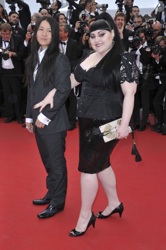 Beth Ditto et Kristin Ogata lors de la montée des marches pour le film De rouille et d'Os le 17 mai 2012 pour le 65ème Festival de Cannes
