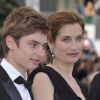 Emmanuelle Devos et son fils lors de la montée des marches pour le film De rouille et d'os projeté dans le cadre du 65ème Festival de Cannes le 17 mai 2012