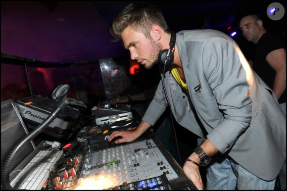 Maxime mixe dans une discothèque parisienne, en septembre 2010.