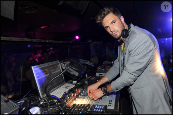 Maxime mixe dans une discothèque parisienne, en septembre 2010.