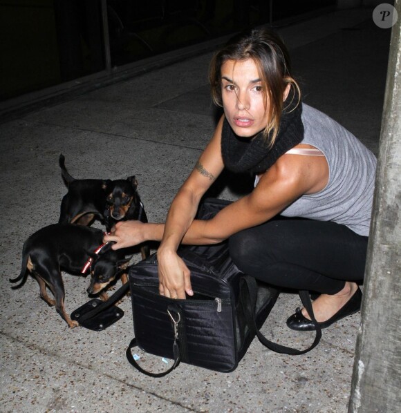 Elisabetta Canalis n'est pas à son top le 17 mai 2012 à l'aéroport de Los Angeles, après son passage à Cannes.