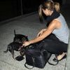 Elisabetta Canalis a récupéré ses chiens à son arrivée le 17 mai 2012 à l'aéroport de Los Angeles, après son passage à Cannes.