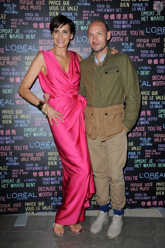 Inès de la Fressange et le maquilleur Karim Rahman assistent à la soirée anniversaire de L'Oréal, célébrant ses quinze ans de présence au Festival de Cannes. Le 18 mai 2012.
