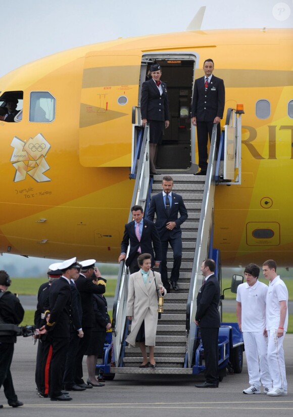 La délégation britannique des JO de Londres 2012, comprenant notamment la princesse Anne et David Beckham, est arrivée à la base d'aéronautique navale de Culdrose (Cornouailles) le 18 mai 2012 avec la flamme olympique rapportée d'Athènes, qui entamait son périple à travers le Royaume-Uni le lendemain.