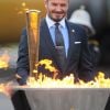 David Beckham a embrasé à la base d'aéronautique navale de Culdrose (Cornouailles) une vasque avec la flamme olympique rapportée d'Athènes par la délégation des JO de Londres 2012, vendredi 18 mai 2012.