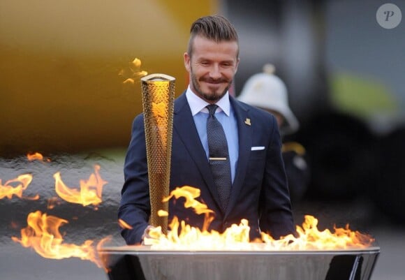 David Beckham a embrasé à la base d'aéronautique navale de Culdrose (Cornouailles) une vasque avec la flamme olympique rapportée d'Athènes par la délégation des JO de Londres 2012, vendredi 18 mai 2012.