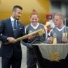 David Beckham, très fier, a embrasé à la base d'aéronautique navale de Culdrose (Cornouailles) une vasque avec la flamme olympique rapportée d'Athènes par la délégation des JO de Londres 2012, vendredi 18 mai 2012.