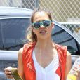Jessica Alba, détendue pour retrouver ses bureaux à Santa Monica, le 18 mai 2012.