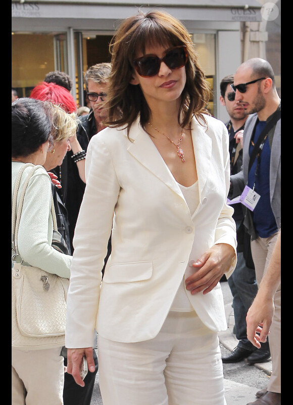 Sophie Marceau, très élégante en blanc, se rend à un événement promo autour de son film Un bonheur n'arrive jamais seul, le samedi 19 mai 2012, à Cannes, durant le 65e Festival international du film.