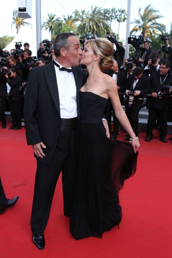 Thierry Ardisson et sa compagne Audrey Crespo-Mara se bécotent à l'entrée du Palais des Festivals, où le film Lawless était projeté. Cannes, le 19 mai 2012.