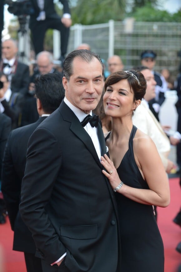 Samuel Labarthe et sa femme Hélène Médigue sur le tapis rouge du Palais des Festivals. Cannes, le 19 mai 2012.