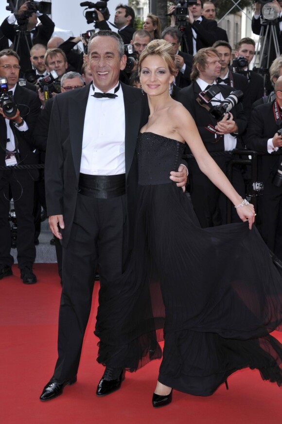 Thierry Ardisson et sa compagne Audrey Crespo-Mara au Palais des Festivals, s'apprêtent à assister à la projection du film Lawless. Cannes, le 19 mai 2012.
