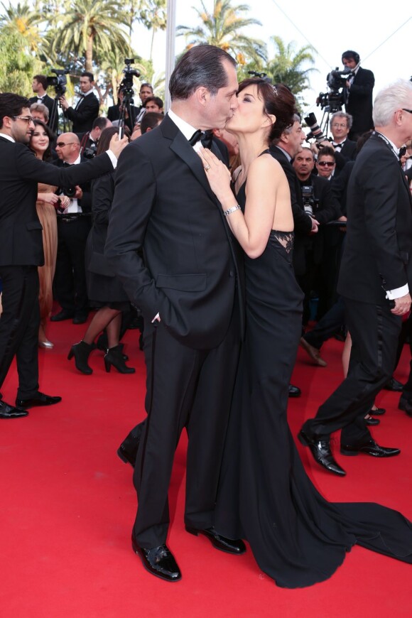 Samuel Labarthe et Hélène Médigue s'embrassent devant les photographes du Palais des Festivals. Cannes, le 19 mai 2012.