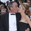 Thierry Ardisson et sa compagne Audrey Crespo-Mara se bécotent à l'entrée du Palais des Festivals, où le film Lawless était projeté. Cannes, le 19 mai 2012.