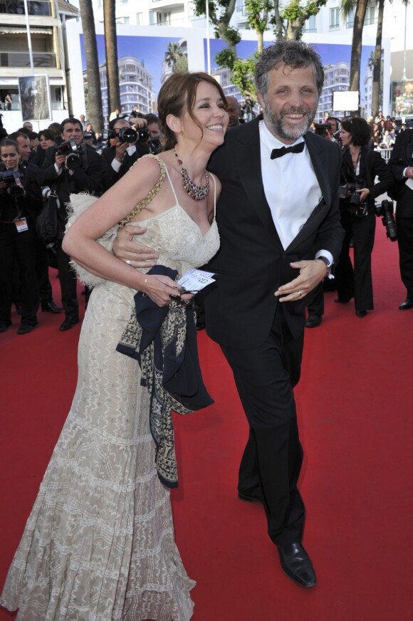 Stéphane Guillon et sa femme Muriel Cousin, tout souriants au Palais des Festivals avant d'assister à la projection du film Lawless. Cannes, le 19 mai 2012.