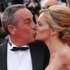Thierry Ardisson et Audrey Crespo-Mara s'embrassent sur le tapis rouge du Palais des Festivals. Cannes, le 19 mai 2012.