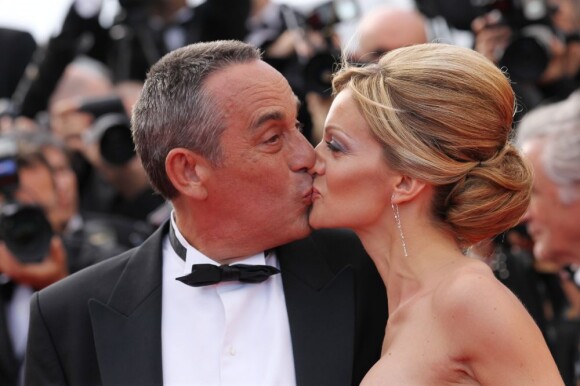 Thierry Ardisson et Audrey Crespo-Mara s'embrassent sur le tapis rouge du Palais des Festivals. Cannes, le 19 mai 2012.