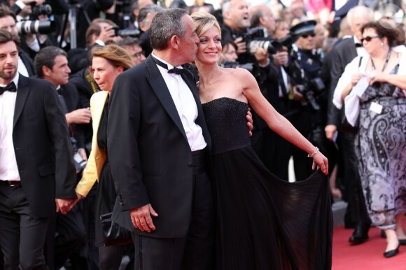 Thierry Ardisson et Audrey Crespo-Mara, complices sur le tapis rouge du Palais des Festivals. Cannes, le 19 mai 2012.