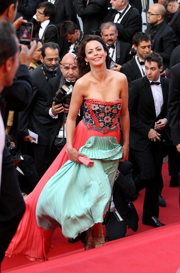 Bérénice Bejo, ravissante et en pleine montée des marches au Palais des Festivals. Cannes, le 19 mai 2012.