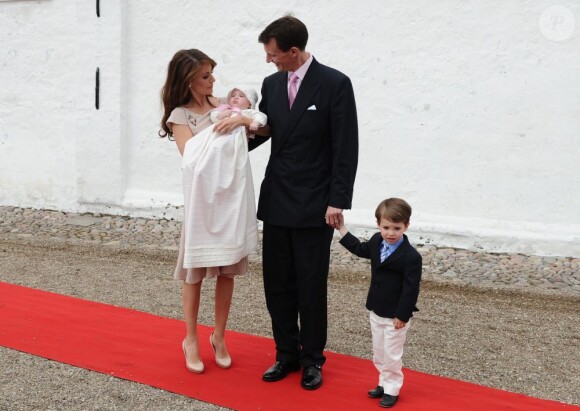 Le prince Joachim et la princesse Marie, avec la princesse Athena en robe de baptême dans les bras, sont arrivés à l'église avec leur fils le prince Henrik, 3 ans.
La princesse Athena Marguerite Françoise Marie de Danemark, née le 24 janvier 2012 de l'amour du prince Joachim et de la princesse Marie, a été baptisée le 20 mai 2012 en l'église de Møgeltønder.