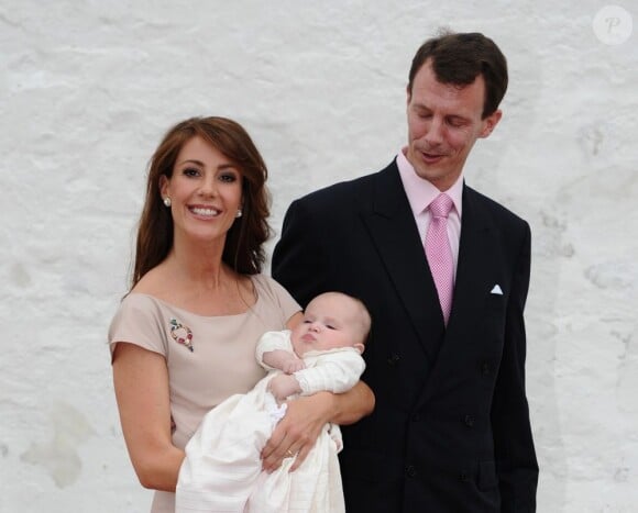 La princesse Athena Marguerite Françoise Marie de Danemark, née le 24 janvier 2012 de l'amour du prince Joachim et de la princesse Marie, a été baptisée le 20 mai 2012 en l'église de Møgeltønder.