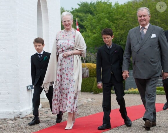 La reine Margrethe II et le prince consort Henrik sont arrivés cinq minutes avant le début de la cérémonie avec leurs petits-fils les princes Felix (9 ans) et Nikolai (12 ans), nés du premier mariage du prince Joachim.
La princesse Athena Marguerite Françoise Marie de Danemark, née le 24 janvier 2012 de l'amour du prince Joachim et de la princesse Marie, a été baptisée le 20 mai 2012 en l'église de Møgeltønder.