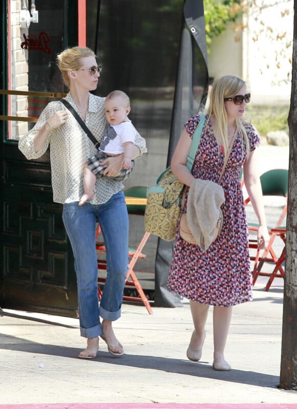 January Jones à la sortie d'un restaurant avec son fils Xander et sa soeur, à Los Angeles le 20 mai 2012.