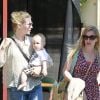 January Jones se promène avec son fils Xander et sa soeur, à Los Angeles le 20 mai 2012.