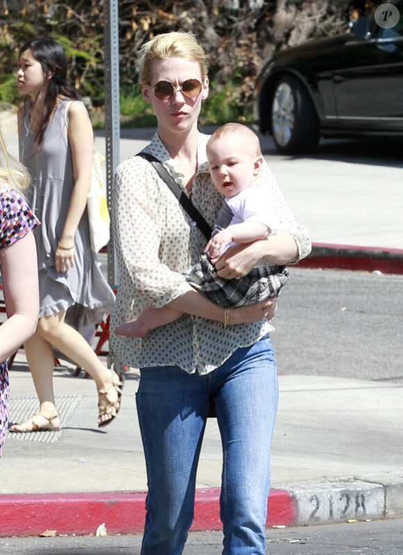 January Jones se promène avec son fils Xander, à Los Angeles le 20 mai 2012.