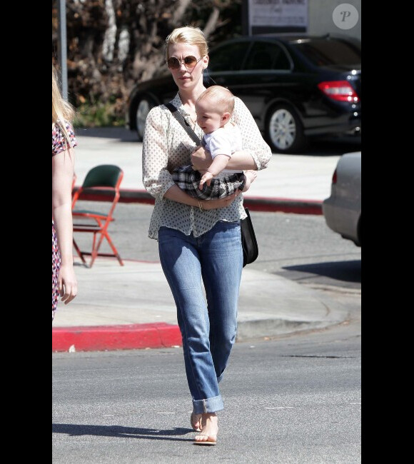 January Jones sort d'un restaurant avec son fils Xander et sa soeur, à Los Angeles le 20 mai 2012.