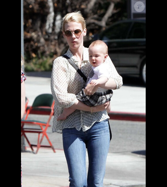 January Jones avec son fils Xander dans les bras, à Los Angeles le 20 mai 2012.