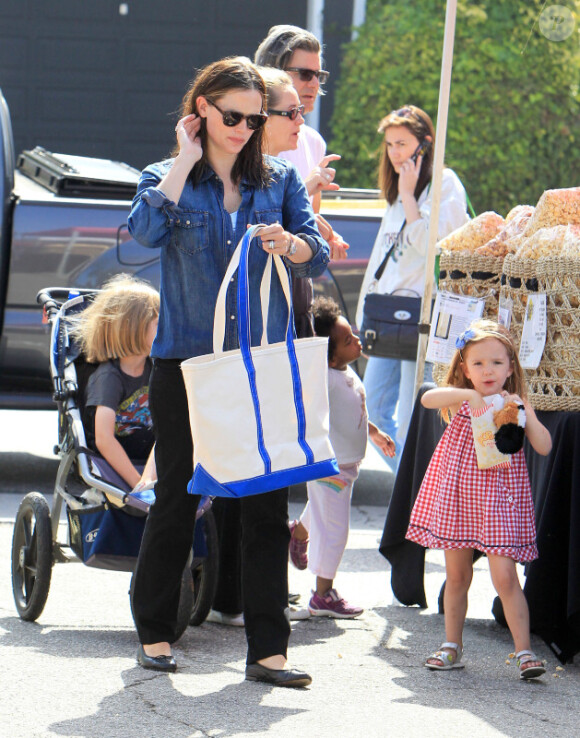 Jennifer Garner au marché à Los Angeles avec sa fille Seraphina très gourmande, le 20 mai 2012.