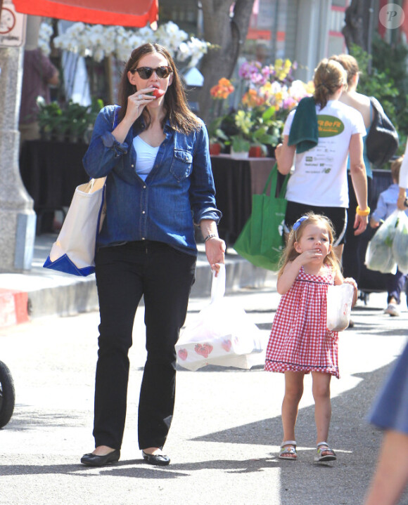 Jennifer Garner et sa fille Seraphina au marché à Los Angeles , le 20 mai 2012.